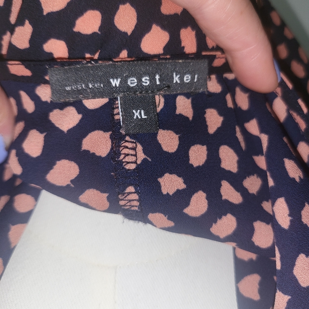 West Kei V-Neck Blouse with Pink and Navy BLUE Print - Picture 5 of 6
